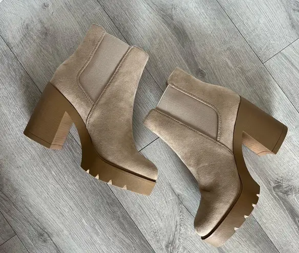 Soda New! Chelsea Ankle boots with lug sole chunky heel in wheat 10 tan