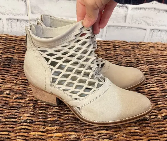 Women’s Rebels beige colored mesh leather style back zip western boots 6