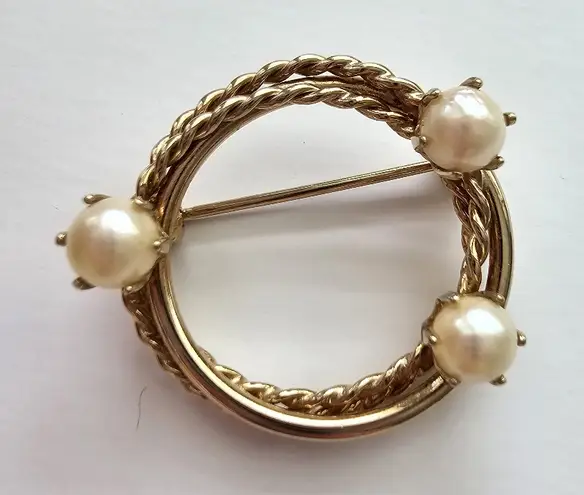 Space Age Jewelry Gold Tone Metal Wreath and Pearl Pin Brooch