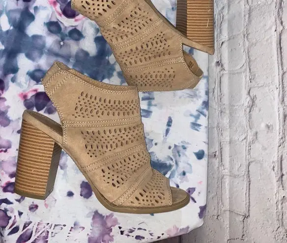 Report Tan Open Toe Laser Cut High Heel Shoes Size 7.5