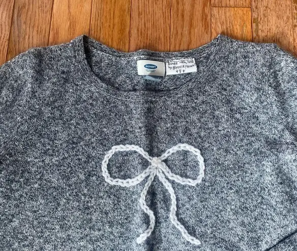 Old Navy gray and white sparkle bow embroidered sweater
