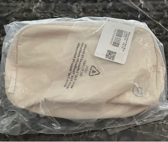 Lululemon Everywhere Belt Bag NWT