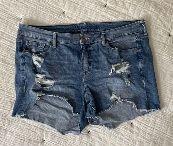 Torrid  Mid-Rise Distressed Raw Hem Medium Wash Denim Stretch Shorts Size 16