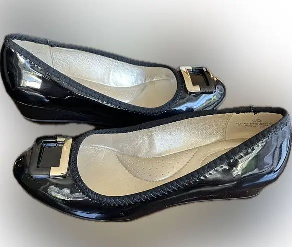 Bandolino Women's Tad Wedge Pumps, Black Gold Buckle, B-Flexible Size 6.5