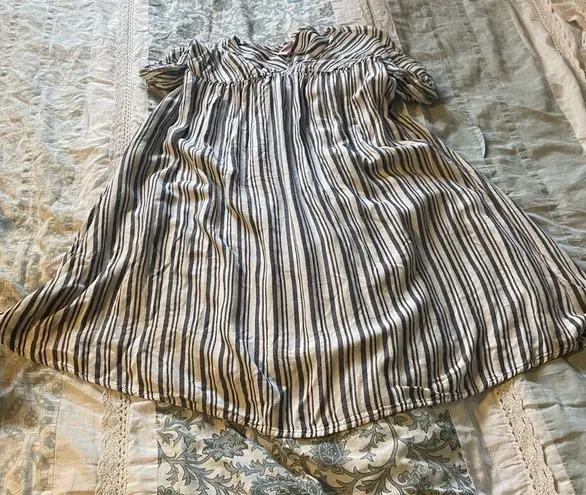 Isabel Maternity Gray and White Striped Short Sleeve Maternity Dress Size Medium