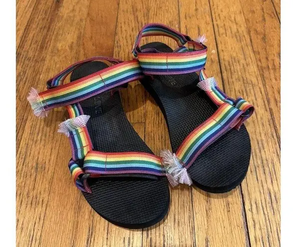 Arizona Love Women's Trekky Fun Sport Sandals Rainbow Stripes Woven EUC Size 38 Red