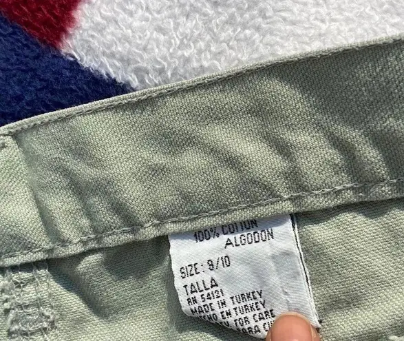 Pastel green high waisted mom shorts with pockets Tagged a size 9/10 28”