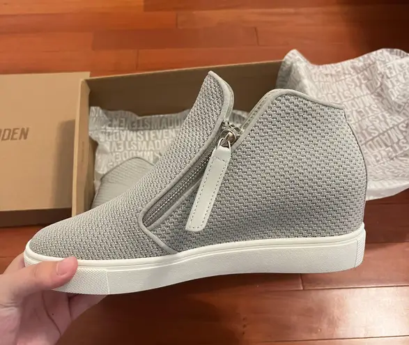 Steve Madden NWT  Grey Shoes