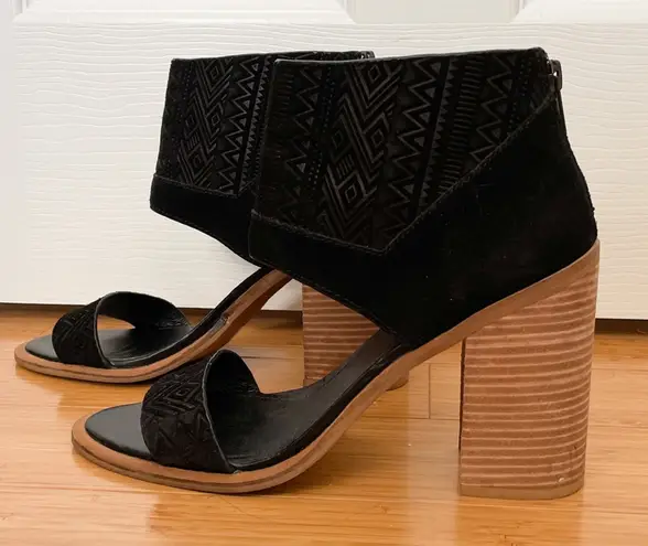 Kelsi Dagger Black Leather Suede Open Toe Strap Cuff Heels 9 Geometric Pattern