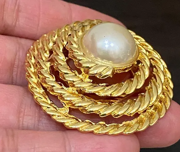 Vintage Unsigned Large Faux Pearl Twisted Rope Gold