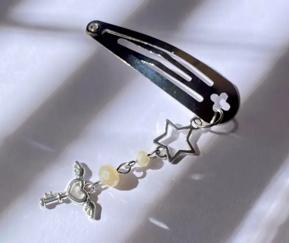 Handmade retro vintage fairy Kawaii y2k style star & heart key dangle hair clip ⭐️🌙💕