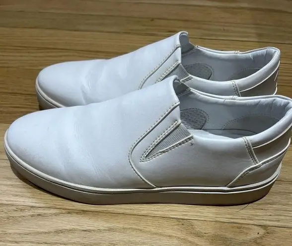 Thousand Fell Womens Size 9.5 Slip On Shoes White Navy Blue Detail Vegan Made