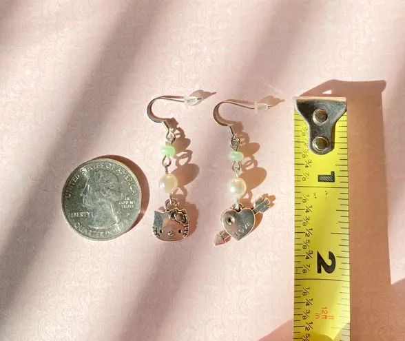 Handmade hello Kitty kawaii cat & heart dangle earrings 🩵😽