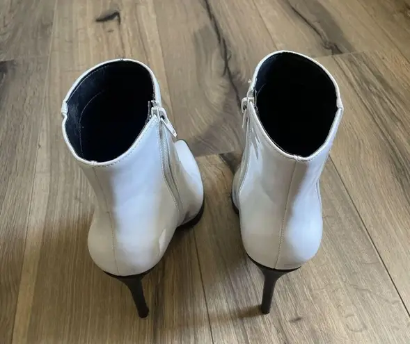 mix no. 6  Dann White Patent Leather Ankle Booties Size 8.5 M Black Heels