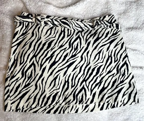 A.B.S. by Allen Schwartz Zebra Print Mini Skirt with Buckle Detail Size 6 Black