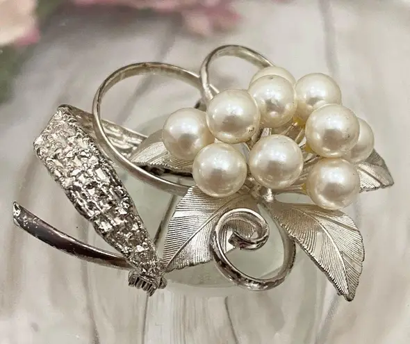 Vintage Unsigned Faux Pearl 3D Flower Brooch