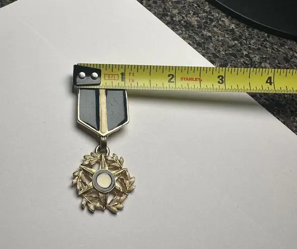 Blue & Cream Enamel Gold Tone Metal Badge Style Dangle Brooch Pin