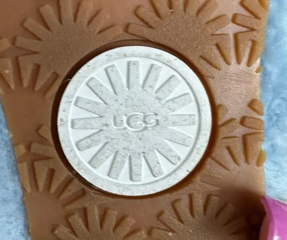 UGG 