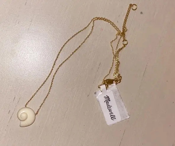 Madewell NWT  gold tone Resin Shell Pendant Necklace