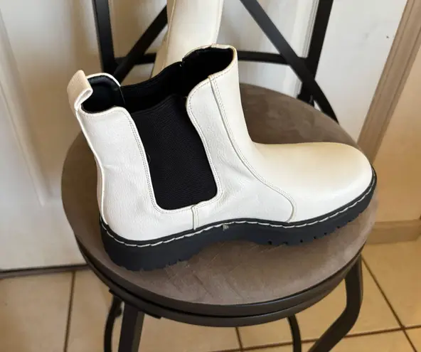 Sincerely Jules NWOB 8.5 White Boots