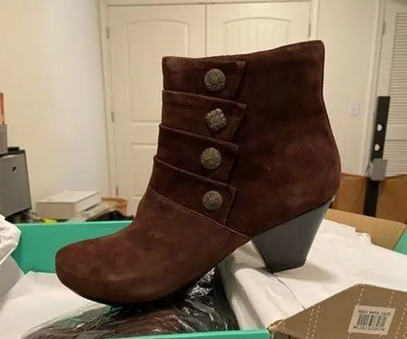 Dansko ✨NEW!  women’s Suede brown heeled ankle boots — size 8.5