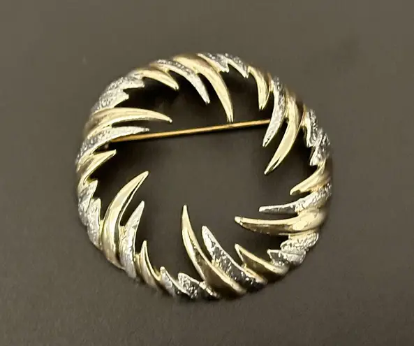 Sarah Coventry Vintage Two Tone Brooch Fire & Ice Silver & Gold Tone Metal