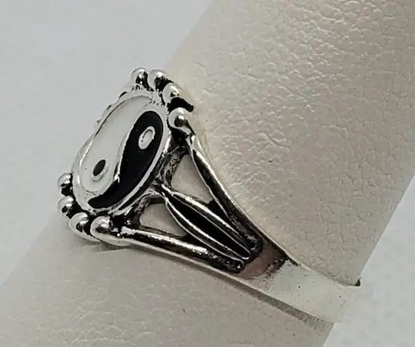 Silver Tone Yin Yang Ring Black