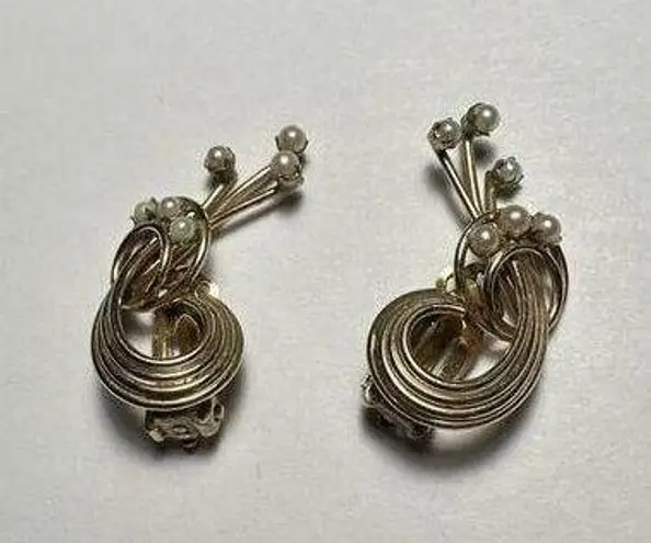 GF 1/20 12K  Faux Pearl Gold Tone Vintage Clip On Clip-on Earrings