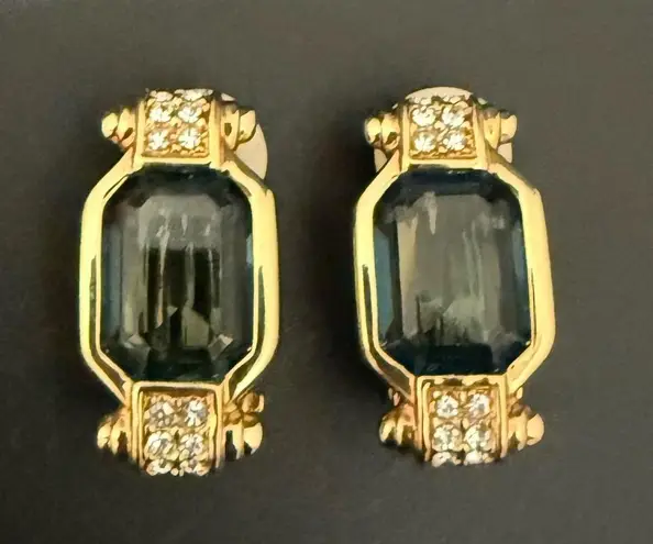 Vintage Unsigned Gold Tone Deep Teal Blue Emerald Cut Rhinestone Clip Earrings