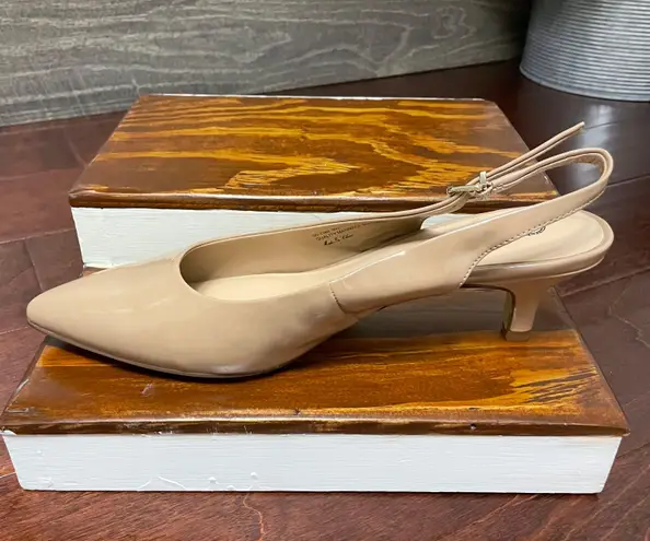 Bella Vita Kitten Heel Pumps - Scarlett II Nude Patent Size 9W