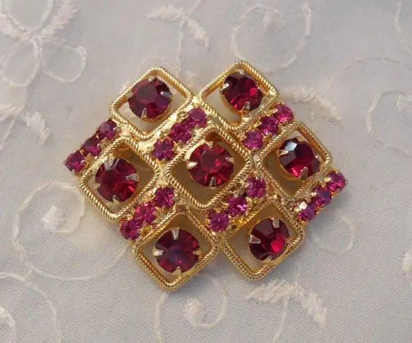 Breathtaking Vintage Brooch W Pink & Red Super Sparkly Rhinestones Multiple