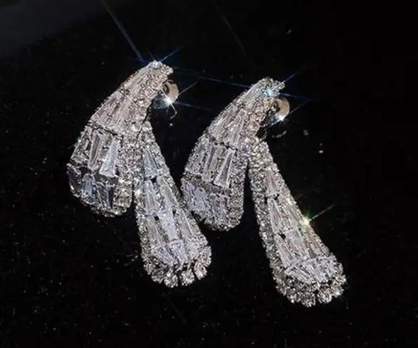 Simple Classic Style Solid Color Inlay Copper Rhinestones Silver Ear Studs