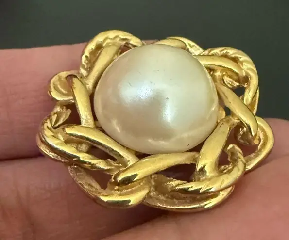 Givenchy Vintage Signed Gold Tone Rope Faux Pearl Center Clip On Earrings 17g.