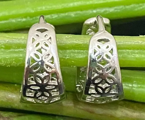 925 Signed Sterling Silver Flower Filigree Huggie Mini Hoop Earrings 3g.
