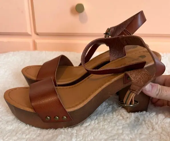 Big Buddha  Brown Leather Chunky Heels 8