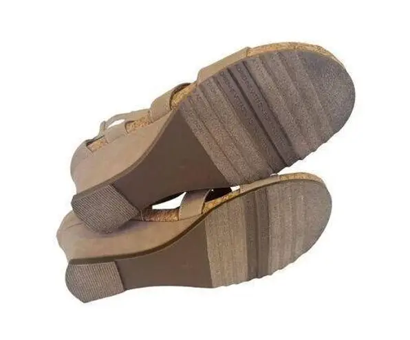 Adrienne Vittadini Women's Tariana Wedge Sandal Light Taupe Size 9M Back Zipper