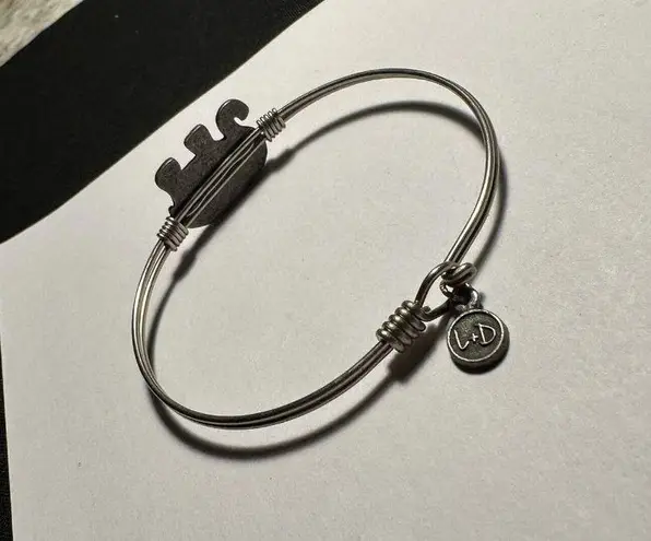 Women’s Signed L+D Silver Tone Elephant Bangle Bracelet 7 Inch