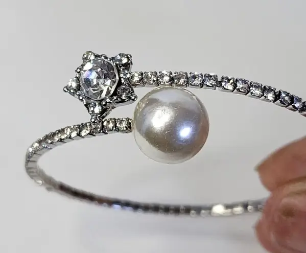 Flexible Crystal Star and Faux Pearl Bangle Bracelet Silver