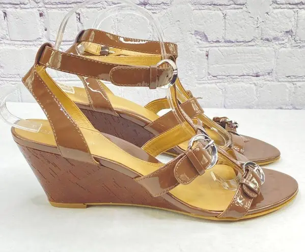 Tignanello Patent Leather Wedge Sandals 10 Open Toe Buckles Straps Tan Brown