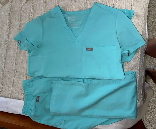 FIGS Scrubs Set