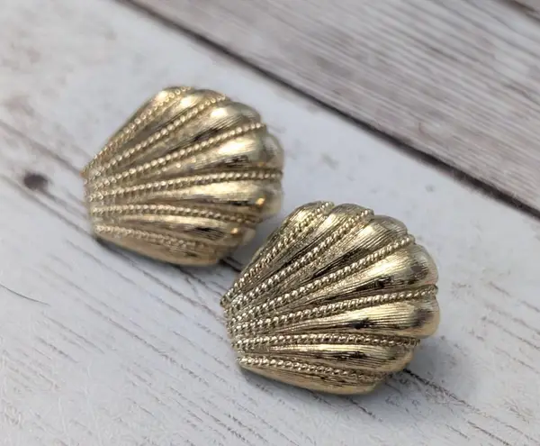 Vintage Stud Earrings For Pierced Ears 7/8" Gold Tone Flourish