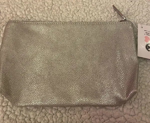 It Cosmetics Small cosmetics bag silver (eye ♥️IT!) detail limited editi…