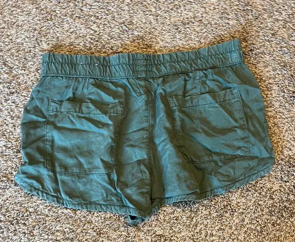 American Eagle  army green pull on shorts