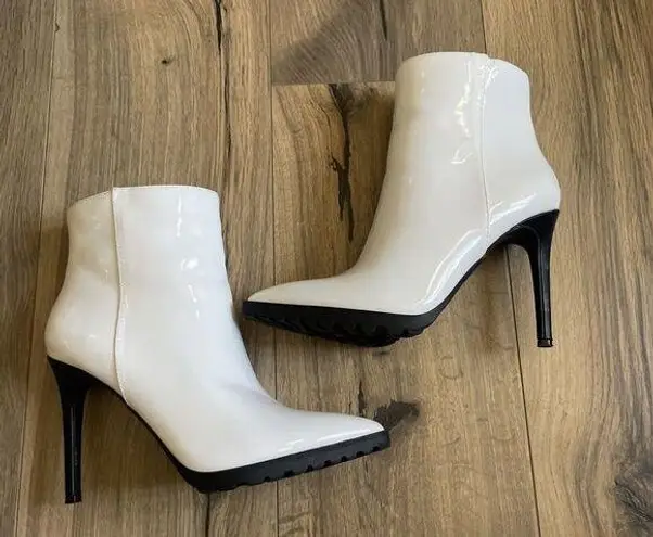 mix no. 6  Dann White Patent Leather Ankle Booties Size 8.5 M Black Heels