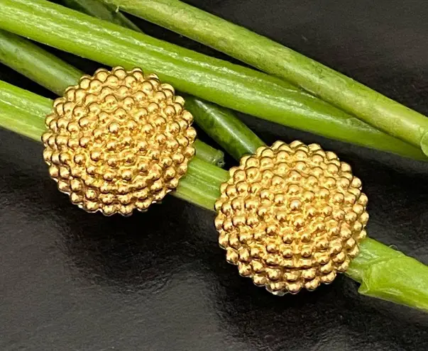 Beehive Vintage CARRÉ Golden  Button Clip On Earrings