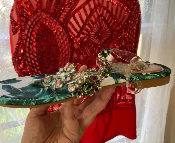 Green and cream tropical leaf sandals w rhinestone brooch Elya approx 7 unsized