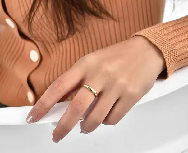 Ladies 18kt solid yellow gold 4mm classic dome wedding band NWT 5