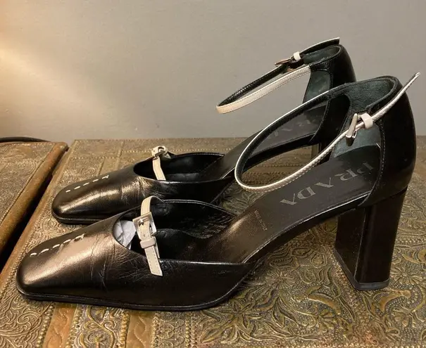 靴 PRADA square toe patent strap heels Prada D'Orsay pumps Y2K square toe ankle strap black cream