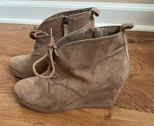 DV Dolce Vita wedge heel ankle booties Tan Size 8.5