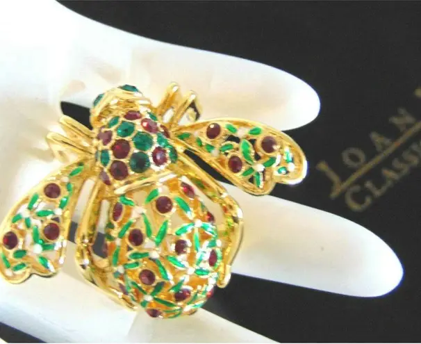 Joan Rivers HOLLY JOLLY BEE PIN BROOCH Holiday Christmas Holly Berries Green Red
